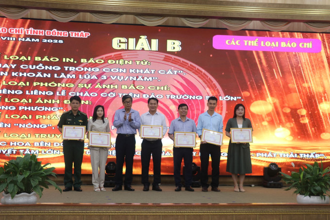 Trao Giải B giải Báo chí tỉnh Đồng Tháp lần thứ VIII năm 2025. Ảnh: Nguyễn Văn Trí/TTXVN dt2-196.jpg