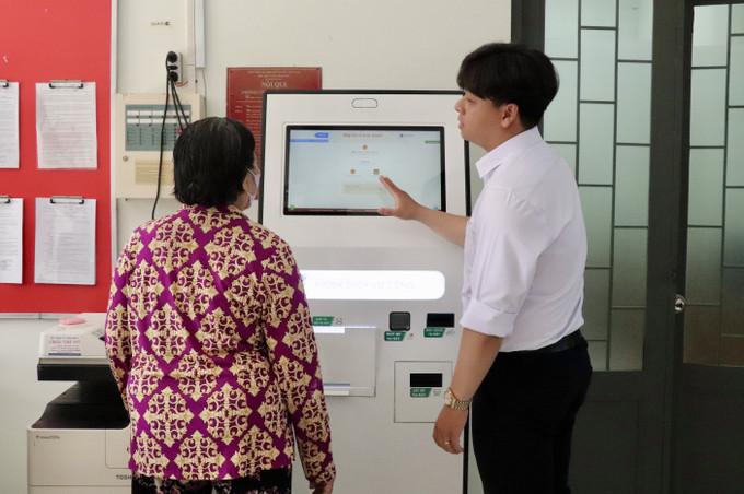 Cán bộ xã Mỹ Hoà Hưng, tỉnh An Giang hướng dẫn người dân nộp hồ sơ trực tuyến. Cán bộ xã Mỹ Hoà Hưng, tỉnh An Giang hướng dẫn người dân nộp hồ sơ trực tuyến.