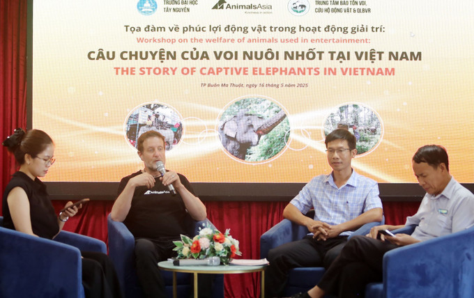 Đại biểu thảo luận về thực trạng bảo tồn voi tại Đắk Lắk, giải pháp nâng cao phúc lợi động vật và bảo tồn voi nuôi nhốt. Ảnh: Hoài Thu/TTXVN voi-160525.jpg