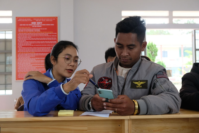 Đoàn viên Ủy ban MTTQ Việt Nam xã Lạc Dương hỗ trợ anh Lơ Mu Ha Mơi (thôn 3) đăng nhập VneID, nộp hồ sơ đăng ký giấy khai sinh cho con. lam-dong3-090725.jpg