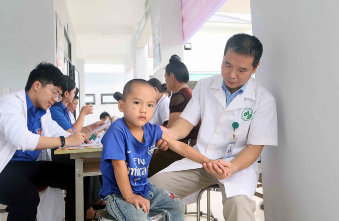 Khám các bệnh ngoài da cho trẻ em vùng bị ngập lụt tại xã Sông Mã, tỉnh Sơn La. son-la3-080825.jpg