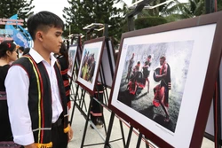 Triển lãm ảnh 'Sắc màu các dân tộc Việt Nam'