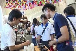 Kiều bào trẻ trải nghiệm văn hóa cà phê tại Bảo tàng Thế giới Cà phê