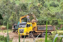 Ngang nhiên khai thác cát trái phép trên sông Ayun
