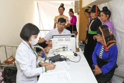 Điện Biên tăng cường 108 cán bộ y tế về tuyến xã