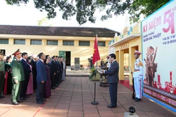 Dâng hương tưởng niệm chiến sĩ cách mạng tại Nhà đày Buôn Ma Thuột