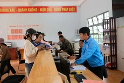 Tuổi trẻ hỗ trợ đồng bào vùng sâu tiếp cận chính quyền số