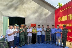 Những ngôi nhà đầu tiên được bàn giao cho người dân ở vùng lũ Điện Biên
