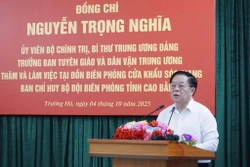 Đồng chí Nguyễn Trọng Nghĩa thăm, tặng quà quân và dân khu vực biên giới tỉnh Cao Bằng