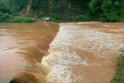 Tìm kiếm nạn nhân bị nước cuốn mất tích khi đánh bắt cá trên sông Pô Kô