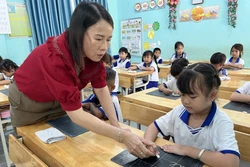 Ưu tiên các chương trình dạy tiếng Lào, Campuchia tại các xã biên giới