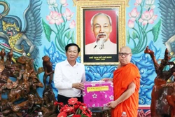 Thăm, tặng quà đồng bào Khmer nhân dịp Lễ Sene Dolta