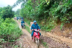 Xuyên đại ngàn Pù Huống hỗ trợ bản Na Ngân còn bị cô lập