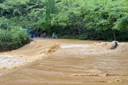 Xác minh, tìm kiếm 2 người nghi bị nước cuốn trôi ở Lạng Sơn