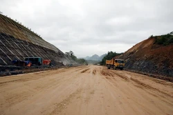 Ngày đêm bám công trường cao tốc cửa khẩu Hữu Nghị - Chi Lăng