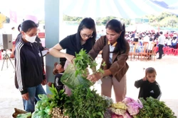 Hỗ trợ đồng bào dân tộc Xơ Đăng qua phiên chợ '0 đồng và có đồng'