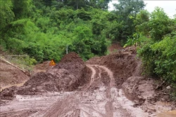 Nghệ An: Mưa lớn gây sạt lở, chia cắt nhiều tuyến quốc lộ huyết mạch ở miền núi