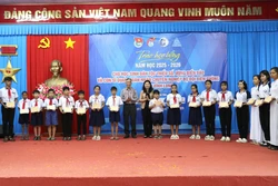 Trao học bổng Vừ A Dính tiếp sức học sinh dân tộc thiểu số đến trường