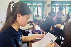 Bố trí lực lượng đưa các thí sinh dân tộc Chứt đến điểm thi tốt nghiệp THPT