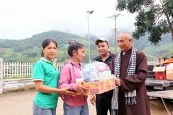 Hỗ trợ nhân dân xã Huổi Một (Sơn La) bị thiệt hại nặng do mưa lũ