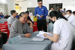 Chăm lo sức khỏe cho người cao tuổi, tiếp sức đến trường cho học sinh dân tộc Khmer