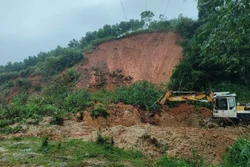 Quảng Ngãi: Đá trên núi ‘phủ kín’ mặt đường Hồ Chí Minh