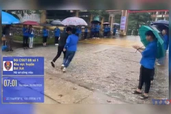 CSGT Lào Cai kịp thời hỗ trợ thí sinh đến điểm thi an toàn