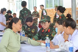 Khám bệnh, cấp thuốc miễn phí cho người dân khu vực biên giới