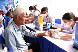 Khám chữa bệnh miễn phí cho đồng bào Khmer dịp Lễ Sene Dolta