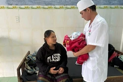 Bộ đội Biên phòng hỗ trợ sản phụ sinh con an toàn trong mưa lũ