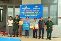 Tặng nhà 'Đại đoàn kết', mô hình chăn nuôi cho người dân khó khăn nơi biên giới