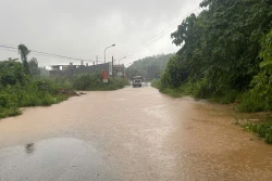 Mưa to kéo dài gây ngập lụt cục bộ nhiều tuyến đường ở Yên Bái
