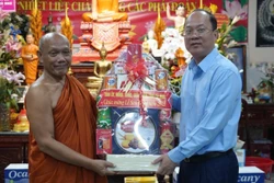 Thăm hỏi, chăm lo cho đồng bào Khmer nhân dịp lễ Sene Dolta