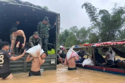 Tập trung tiếp cận khu vực bị cô lập do mưa lũ để tiếp tế nhu yếu phẩm