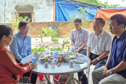 Thăm hỏi gia đình các nạn nhân tử vong do tai nạn đuối nước, sập nhà