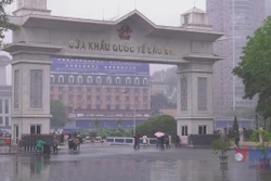 Bắt nhóm người vận chuyển số lượng lớn ngoại tệ qua biên giới