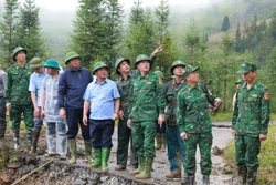 Sát cánh cùng nhân dân khắc phục hậu quả lũ dữ