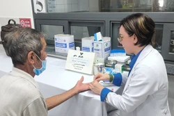 Khám bệnh, phát thuốc miễn phí cho người dân vùng ven biển