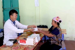 Khám, phát thuốc cho nhân dân vùng bị mưa lũ, ngập lụt tại Sơn La