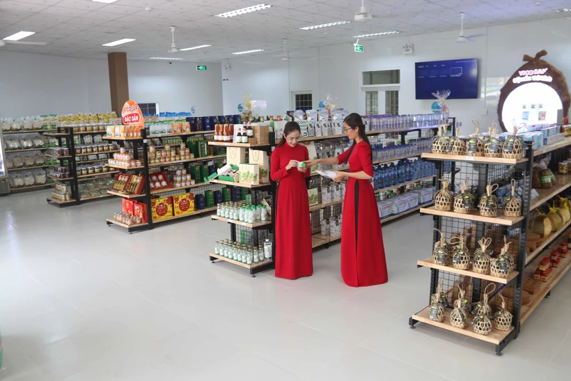 Cửa hàng trưng bày và giới thiệu sản phẩm đặc sản, hàng lưu niệm, quà tặng du lịch, sản phẩm OCOP. Ảnh: Thanh Hòa- TTXVN