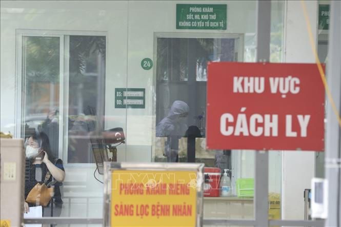 Khu vực khám sàng lọc COVID-19 tại bệnh viện Thanh Nhàn được bố trí riêng. Ảnh: Minh Quyết - TTXVN