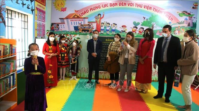 Ngài Nadav Eshcar và Hoa hậu H’Hen Niê cùng các đại biểu thăm quan Thư viện thân thiện trường Phổ thông Dân tộc bán trú Tiểu học xã Minh Sơn. Ảnh: Minh Tâm-TTXVN