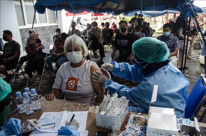 Một điểm tiêm vaccine ngừa COVID-19 tại Yogyakarta, Indonesia. Ảnh: THX/TTXVN