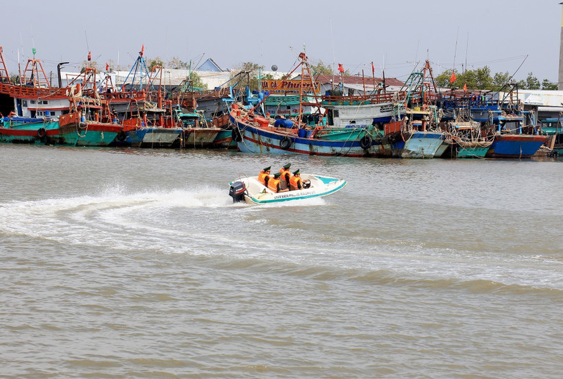 Cán bộ, chiến sĩ đồn Biên phòng Rạch Gốc (Bộ đội Biên phòng tỉnh Cà Mau) tuần tra, kiểm soát trên vùng cửa biển Cà Mau. Ảnh: Hồng Đạt - TTXVN