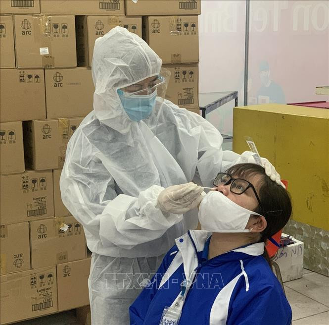 Nhân viên siêu thị Co.opmart Vĩnh Phúc được test nhanh COVID -19 hàng tuần để đảm bảo công tác phòng chống dịch. Ảnh: Hoàng Hùng - TTXVN