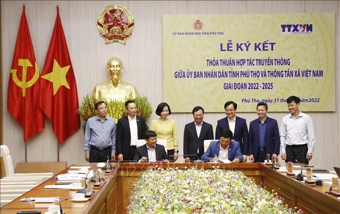 Đại diện TTXVN và đại diện UBND tỉnh Phú Thọ ký kết hợp tác truyền thông giai đoạn 2022 - 2025 Ảnh: Trung Kiên - TTXVN.