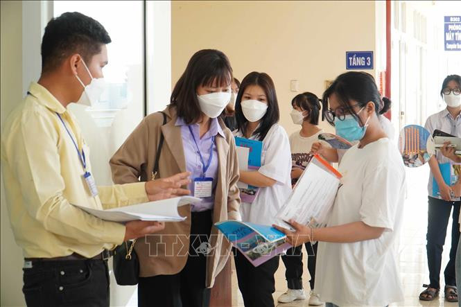 Các thí sinh trước khi vào phòng thi tại điểm thi Trường Đại học Quang Trung. Ảnh: TTXVN phát.