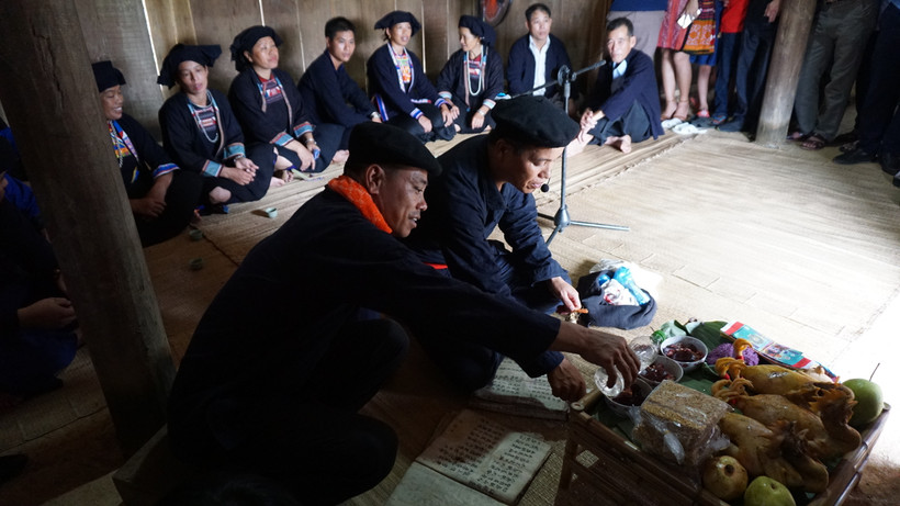 Vào ngày lành tháng tốt, người Mông thường mời thầy mo về nhà để làm lễ “giải hạn - nối số” cho gia đình. Ảnh: Hoàng Hải