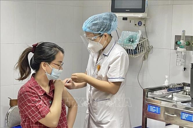 Nhân viên y tế tiêm vaccine phòng COVID-19 cho sản phụ ngày 10/9/2021. Ảnh: TTXVN phát