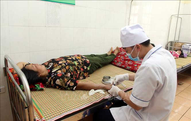 Khám và điều trị cho bệnh nhân tại Bệnh viên Đa khoa huyện Bắc Hà. Ảnh: Quốc Khánh - TTXVN